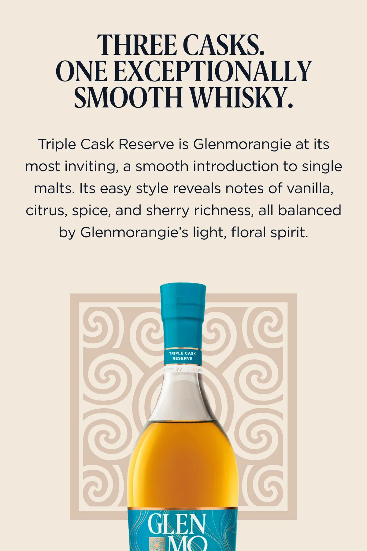 Superchouette- Une bouteille de whisky Glenmorangie est présentée sous un texte décrivant son Triple Cask Reserve comme étant doux, avec des notes de vanille, d'agrumes, d'épices et de sherry, soulignées par un léger esprit floral. L'arrière-plan présente un motif tourbillonnant de couleur beige.