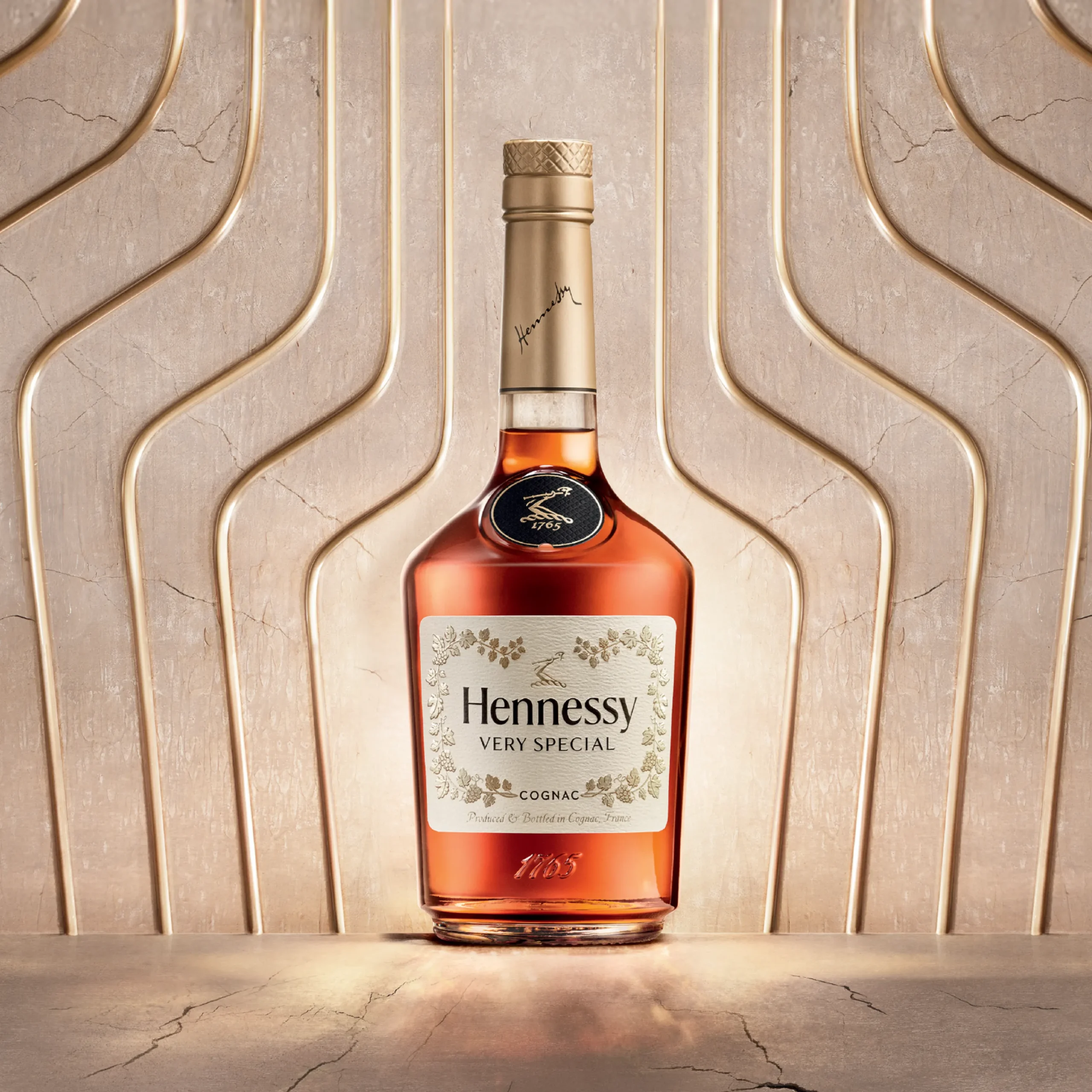 Superchouette- Une bouteille de cognac Hennessy Very Special est posée sur une surface en marbre, éclairée par une lumière chaude, sur un fond élégant, métallique, de style art déco, avec des lignes courbes en or.