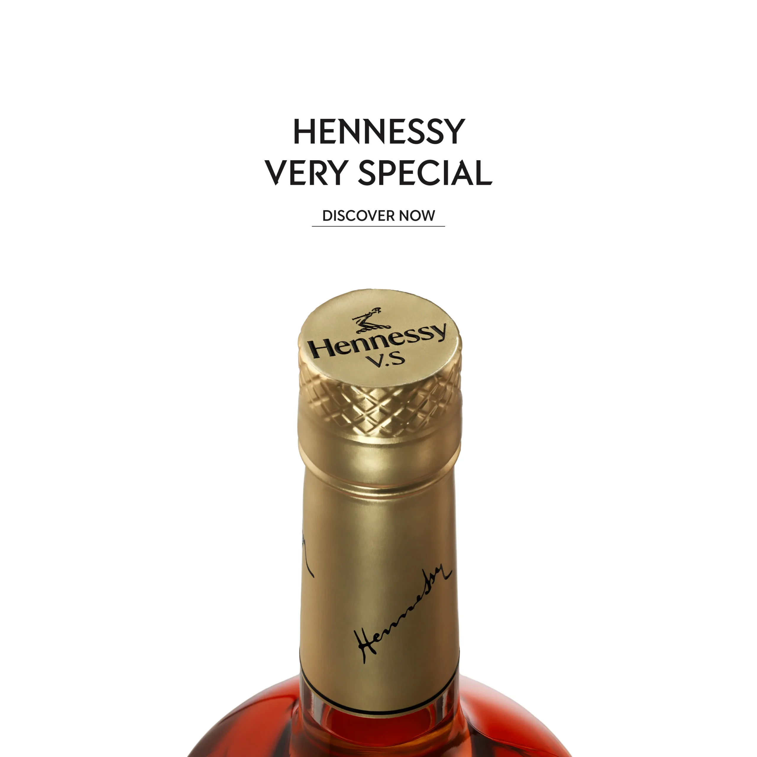 Superchouette- Gros plan de la partie supérieure d'une bouteille de cognac Hennessy Very Special avec un bouchon en or, portant le logo Hennessy. Le texte au-dessus se lit comme suit : "Hennessy Very Special : Hennessy Very Special. À découvrir dès maintenant. Fond blanc.