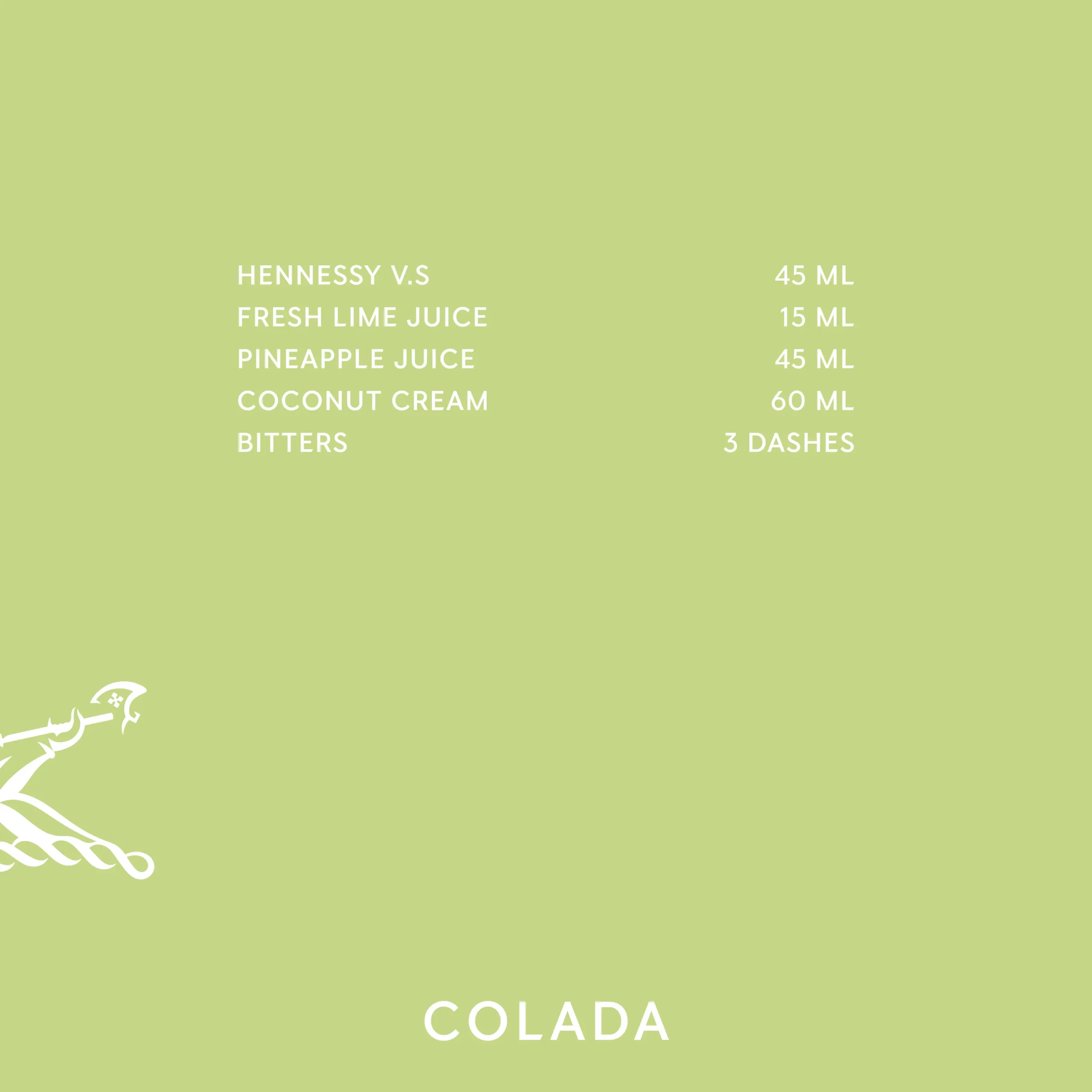 Superchouette- Fond vert clair avec une illustration blanche minimaliste d'un serpent dans le coin inférieur gauche. Un texte centré énumère les ingrédients et les quantités nécessaires à la préparation d'un cocktail COLADA, dont Hennessy V.S., des jus, de la crème de coco et des amers.