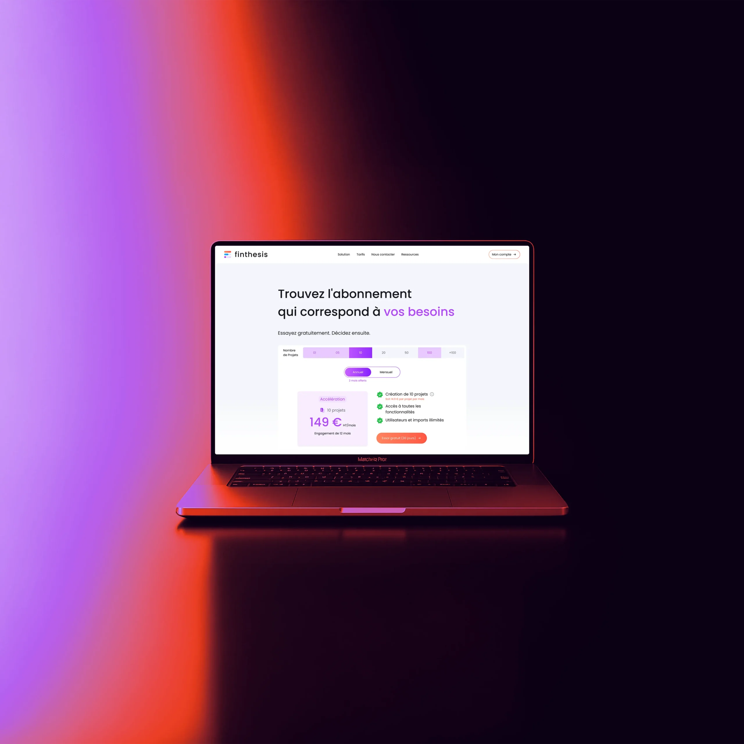 Superchouette- Un ordinateur portable affichant une page web de sélection d'abonnements en français, placé sur un fond dégradé de teintes violettes, orange et noires, créant une atmosphère moderne et vibrante.
