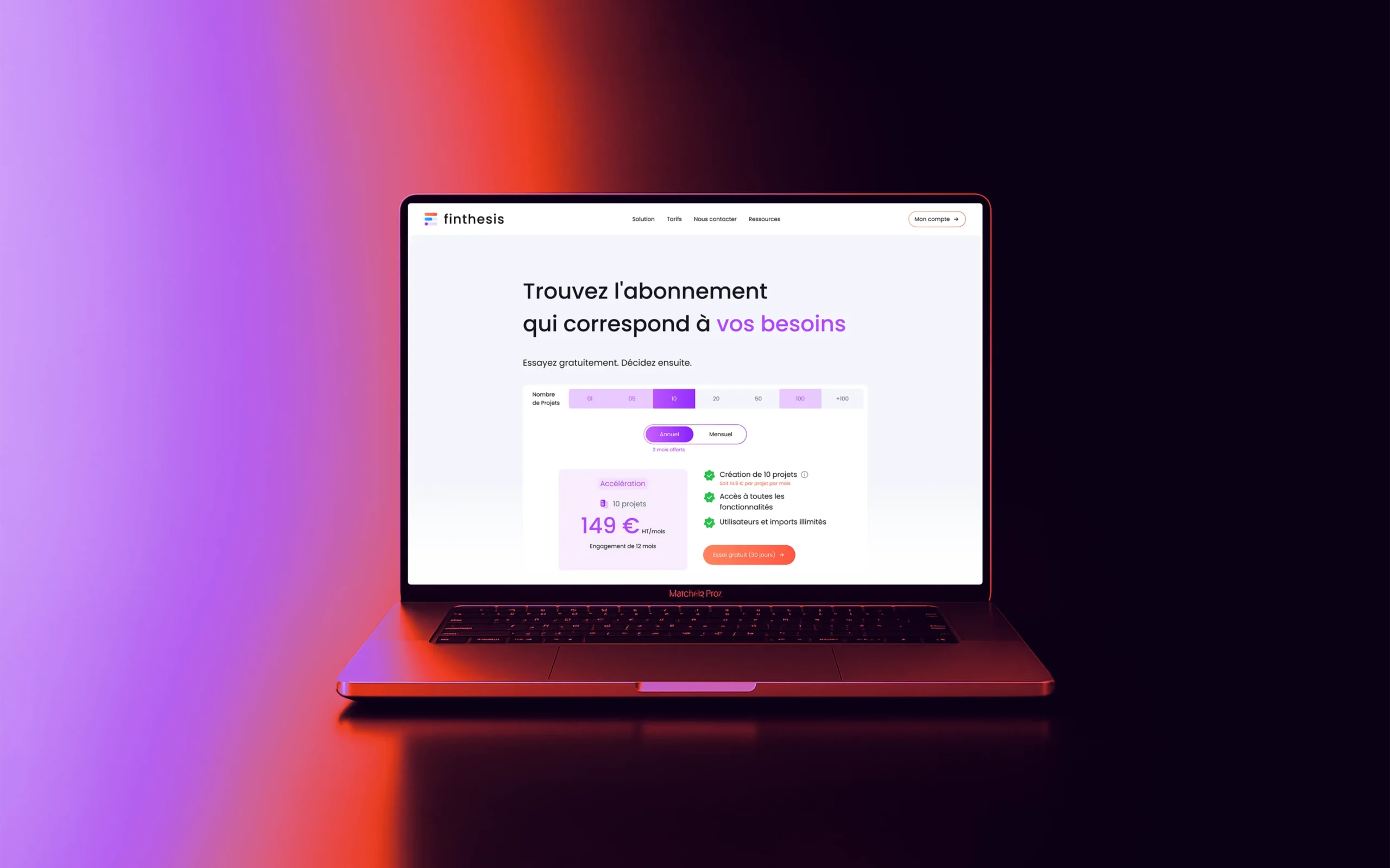 Superchouette- Un ordinateur portable sur une surface éclairée par un dégradé affiche un site web français présentant des options d'abonnement, avec le texte "Trouvez l'abonnement qui correspond à vos besoins" et un plan de tarification surligné en violet.