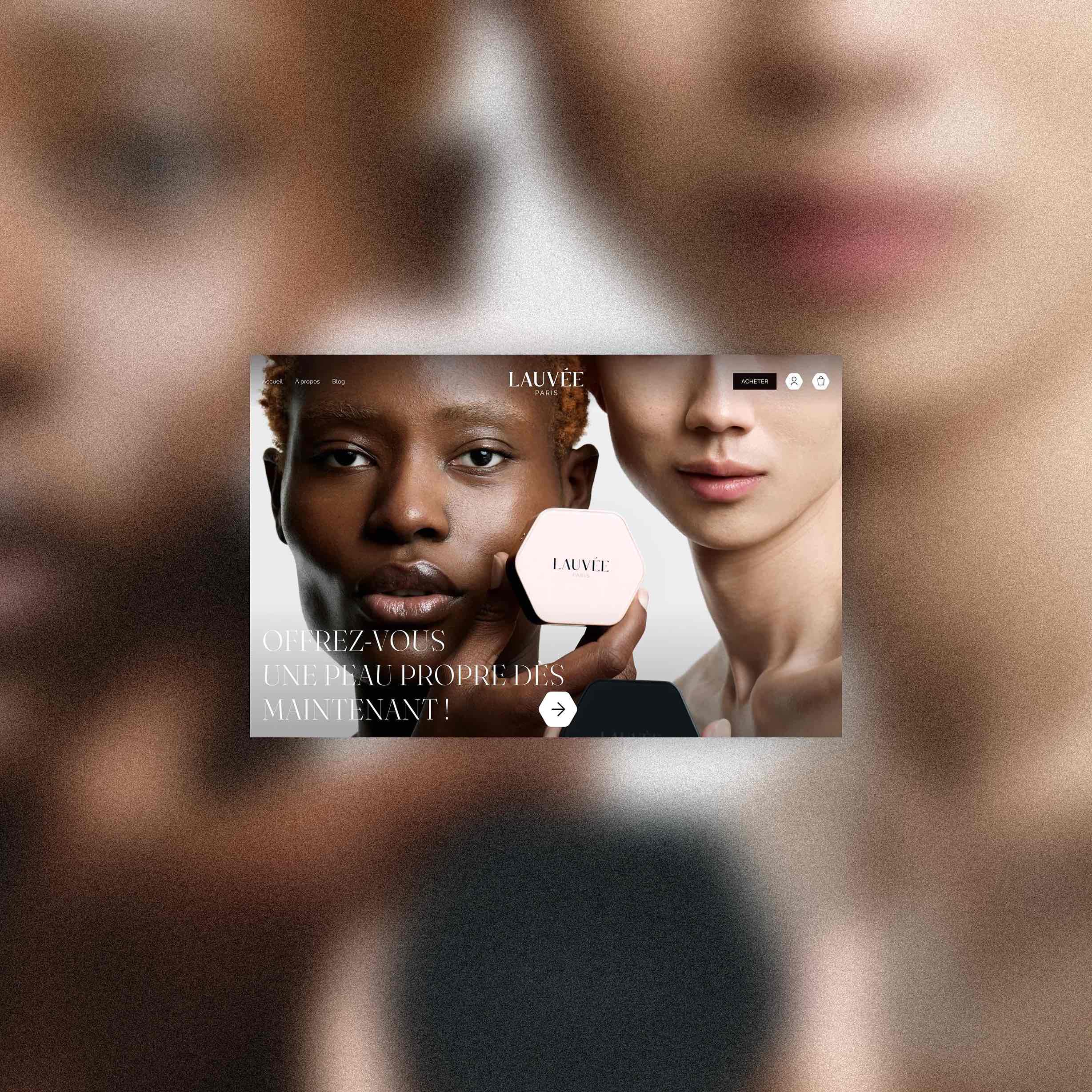 Superchouette- Une capture d'écran d'un site web montre deux femmes à la peau lisse, l'une à la peau foncée et l'autre à la peau claire, posant de près. Le texte français indique "Offrez-vous une peau propre dès maintenant !" et le logo du site indique "LAUVÉE".