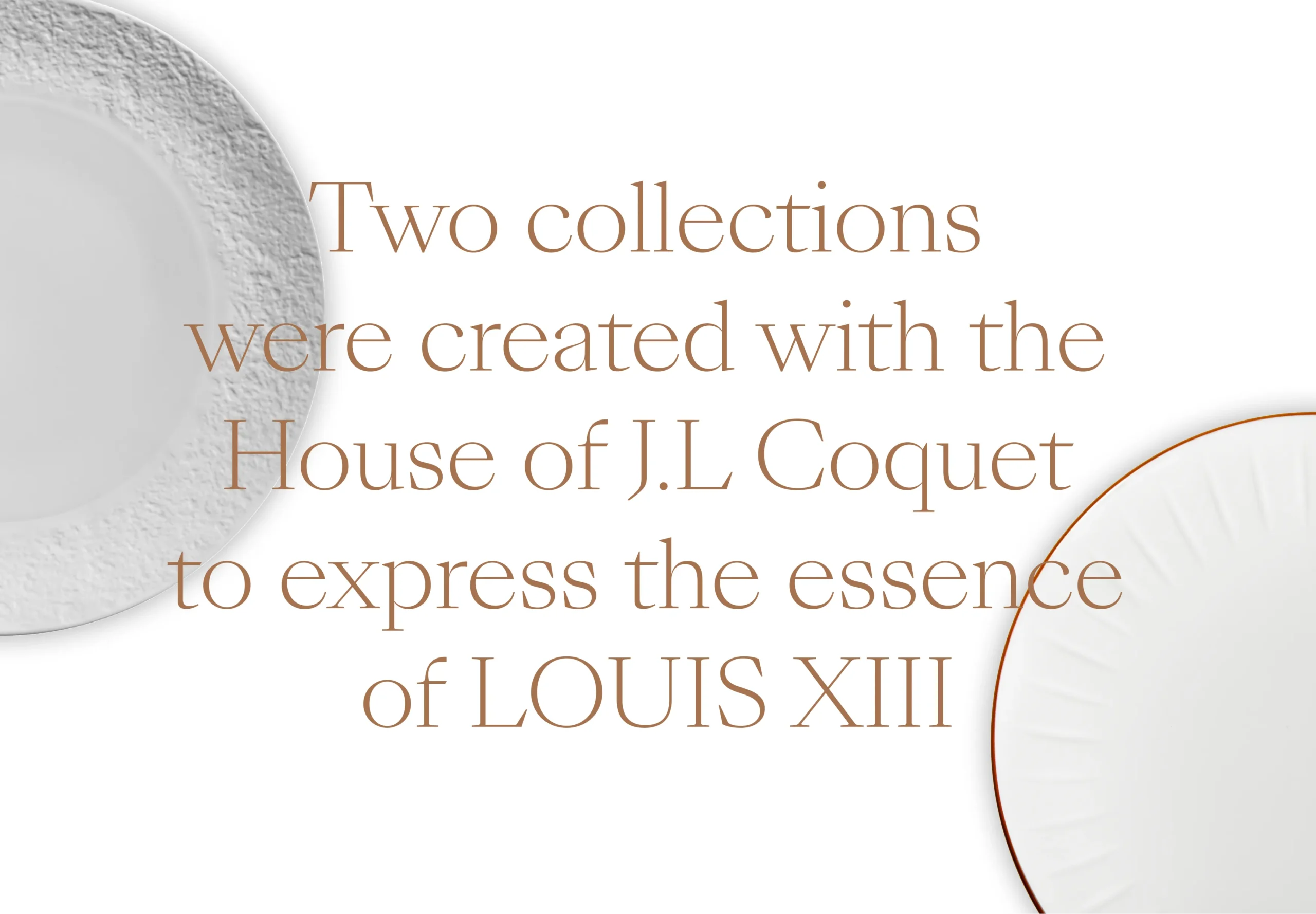 Superchouette- Texte sur fond blanc : Deux collections ont été créées avec la maison J.L. Coquet pour exprimer l'essence de LOUIS XIII. Des plaques décoratives sont partiellement visibles sur les bords gauche et droit.