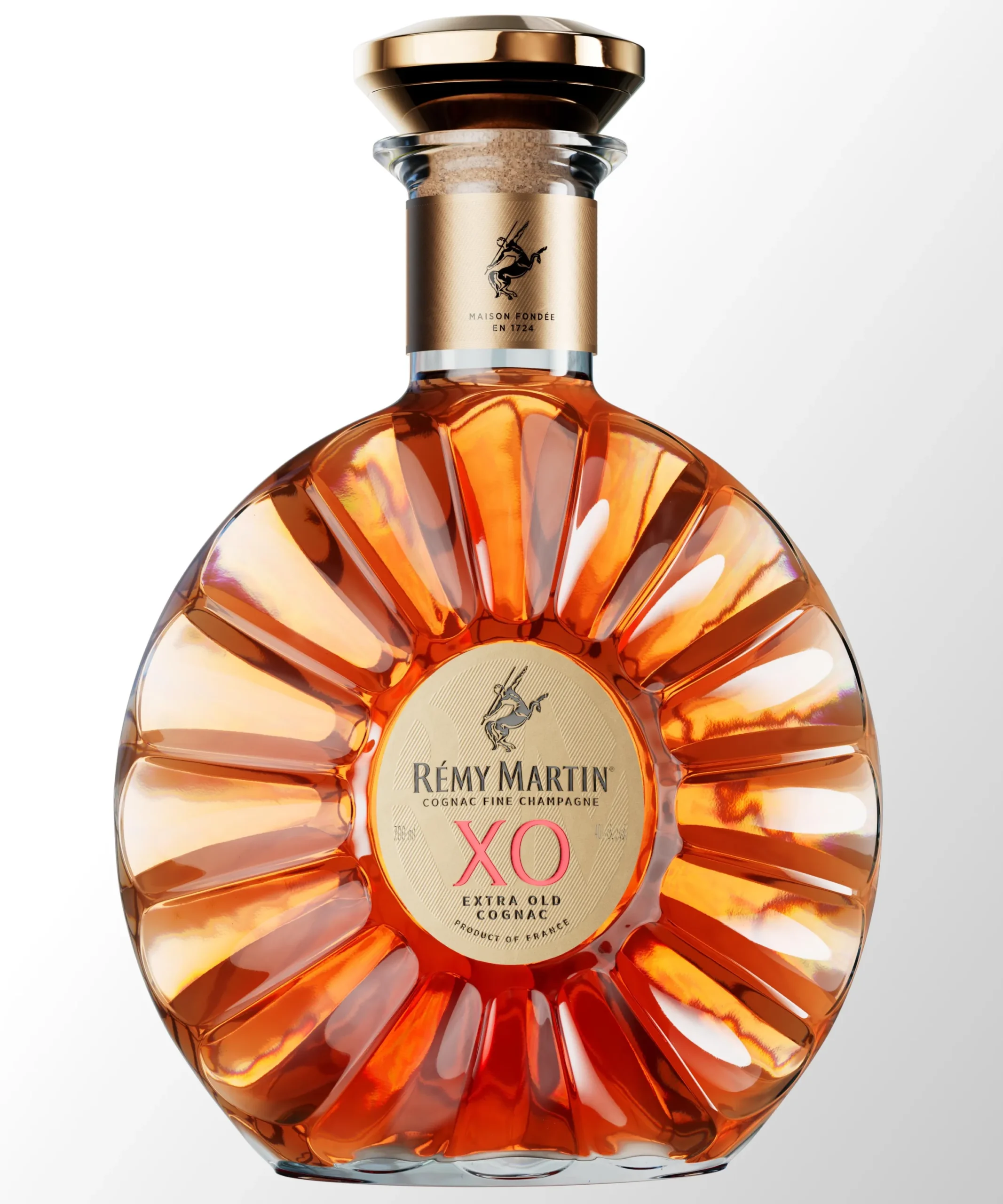 Superchouette- Une bouteille ronde et facettée de Cognac Rémy Martin XO avec un bouchon doré et une étiquette centrale, montrant un liquide ambré à l'intérieur. L'étiquette porte la mention Rémy Martin XO Extra Old Cognac Fine Champagne.
