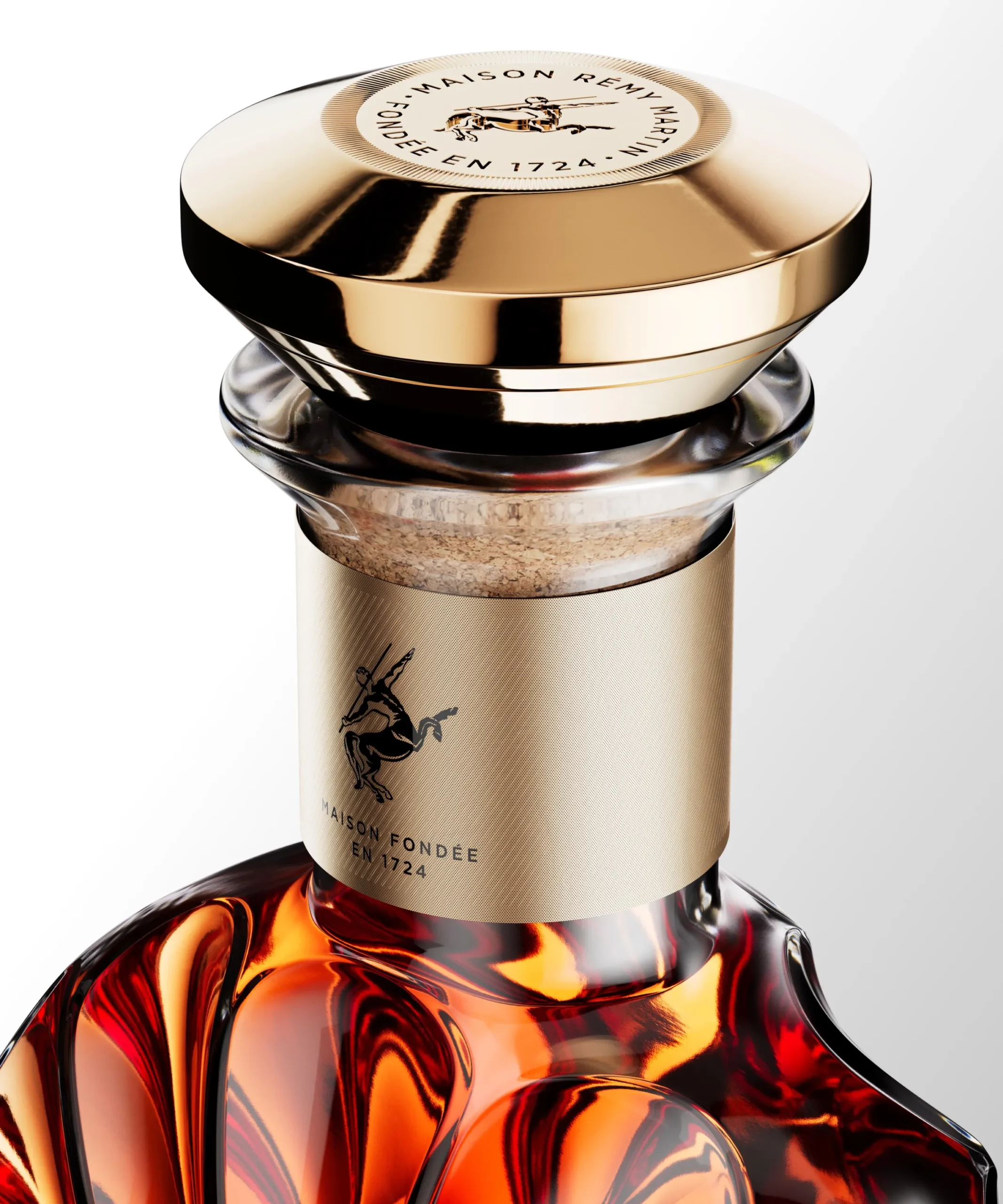 Superchouette- Gros plan sur une bouteille de cognac de luxe avec un bouchon en or, une élégante étiquette embossée indiquant Maison Fondée en 1724, et un riche liquide ambré à l'intérieur d'une bouteille en verre sculpté.