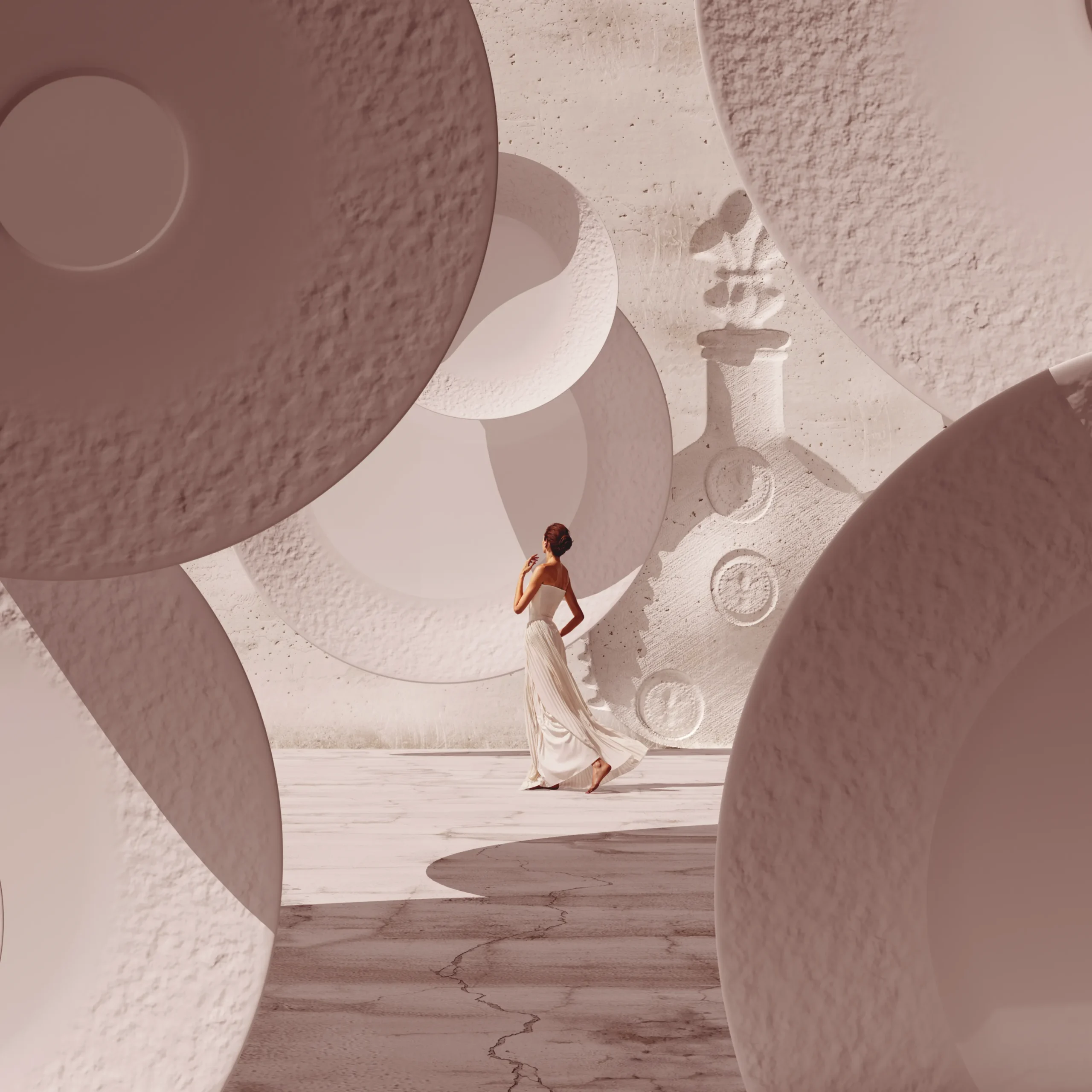 Superchouette- Une femme vêtue d'une robe blanche fluide se tient debout sur un sol fissuré éclairé par le soleil, entourée de grandes sculptures circulaires texturées qui projettent des ombres complexes sur un mur pâle.