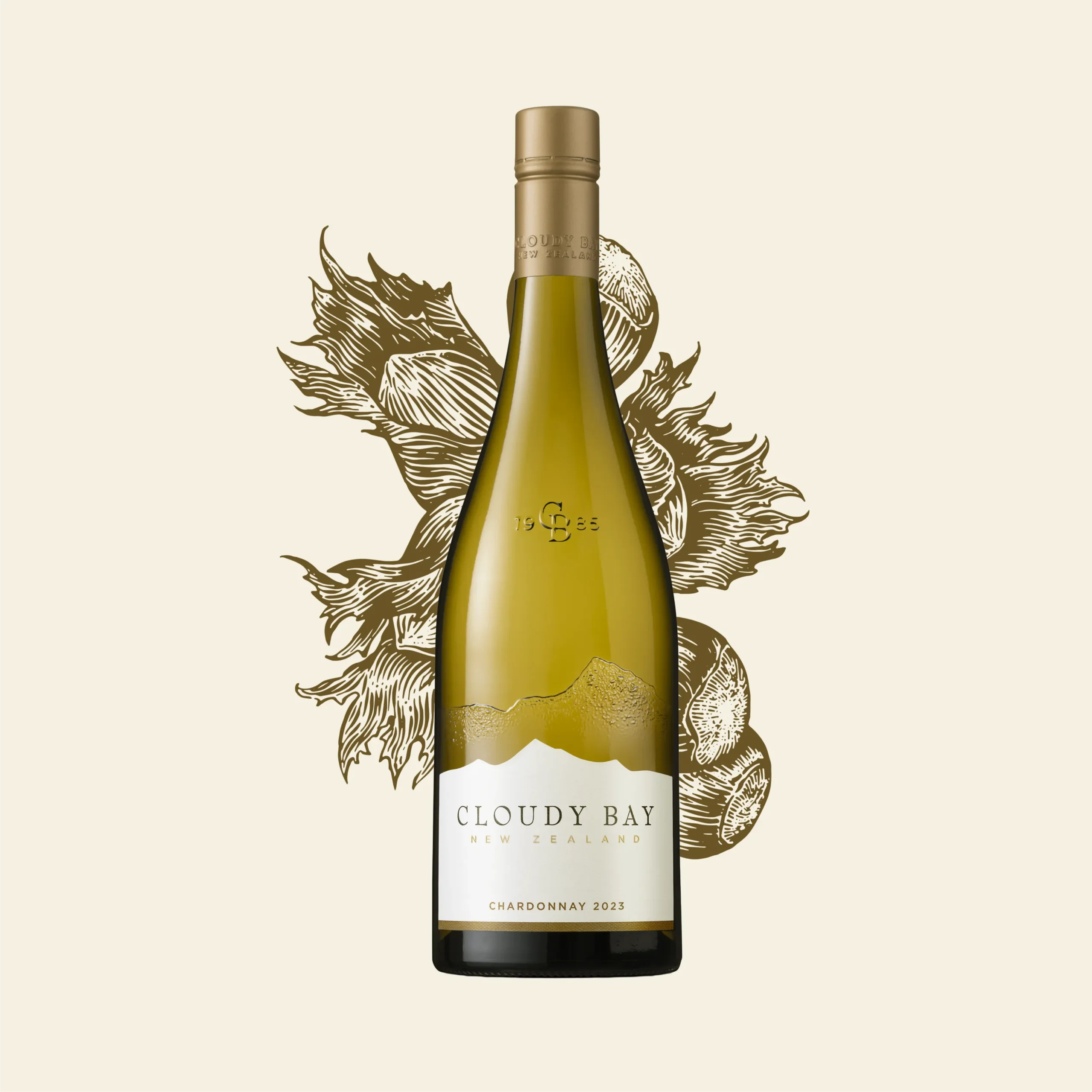 Superchouette- Une bouteille de Cloudy Bay New Zealand Chardonnay 2023 se tient debout, sur un fond illustré de noisettes et de feuilles sur une toile de fond beige clair.