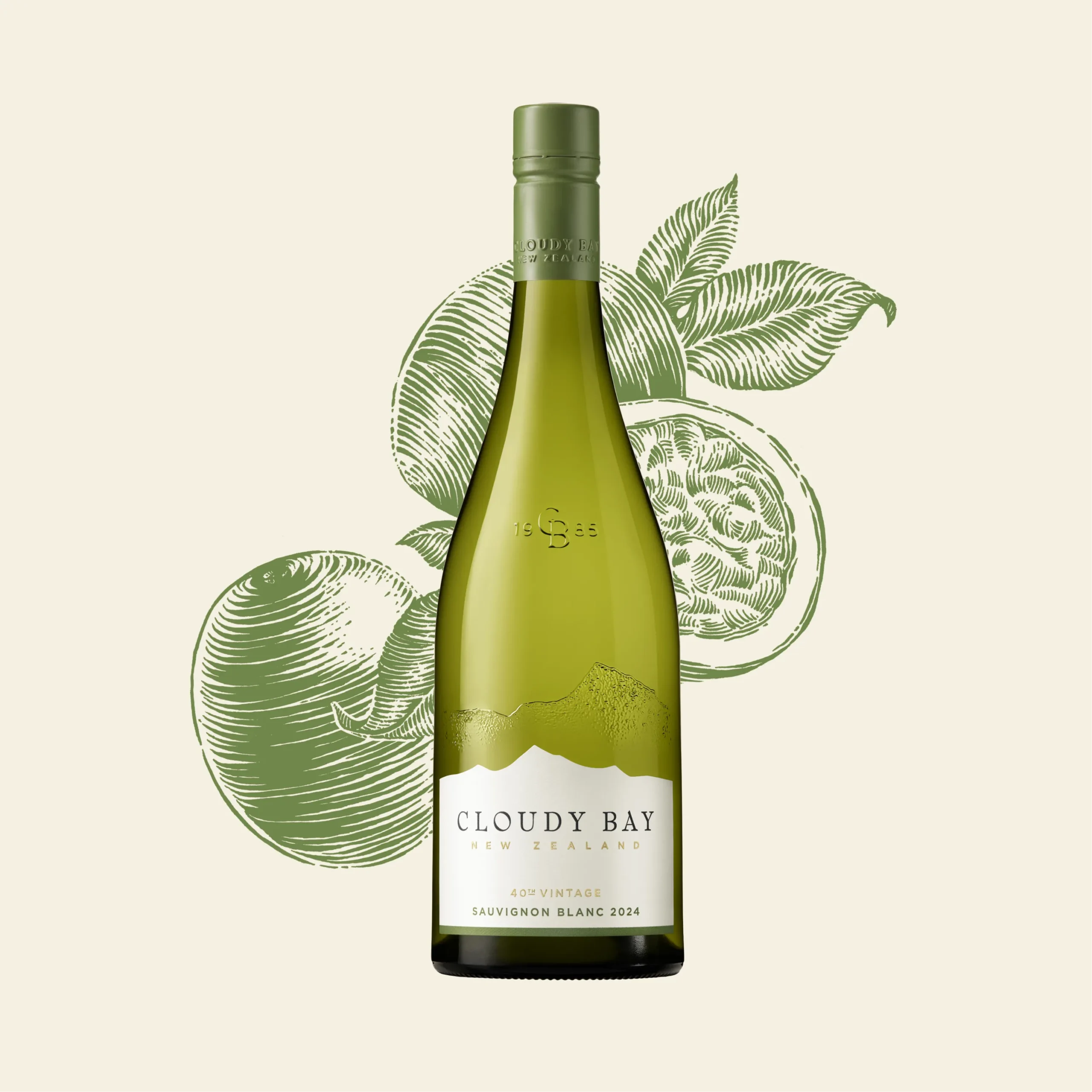 Superchouette- Une bouteille de Cloudy Bay Sauvignon Blanc 2024 se trouve devant des dessins au trait vert d'un fruit de la passion et d'une pomme, sur un fond beige clair.