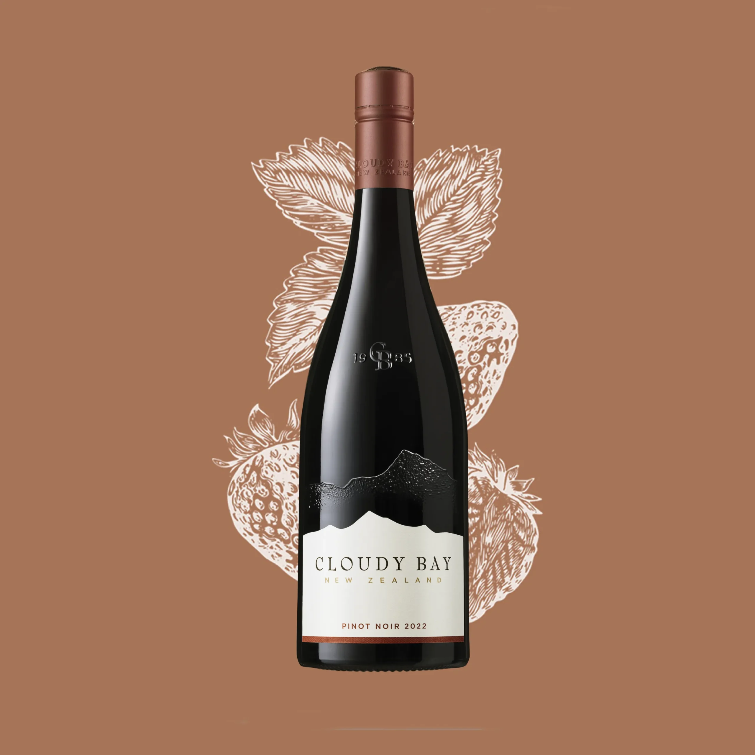 Superchouette- Une bouteille de Cloudy Bay New Zealand Pinot Noir 2022 est centrée sur un fond brun, avec des fraises et des feuilles illustrées en blanc derrière elle.