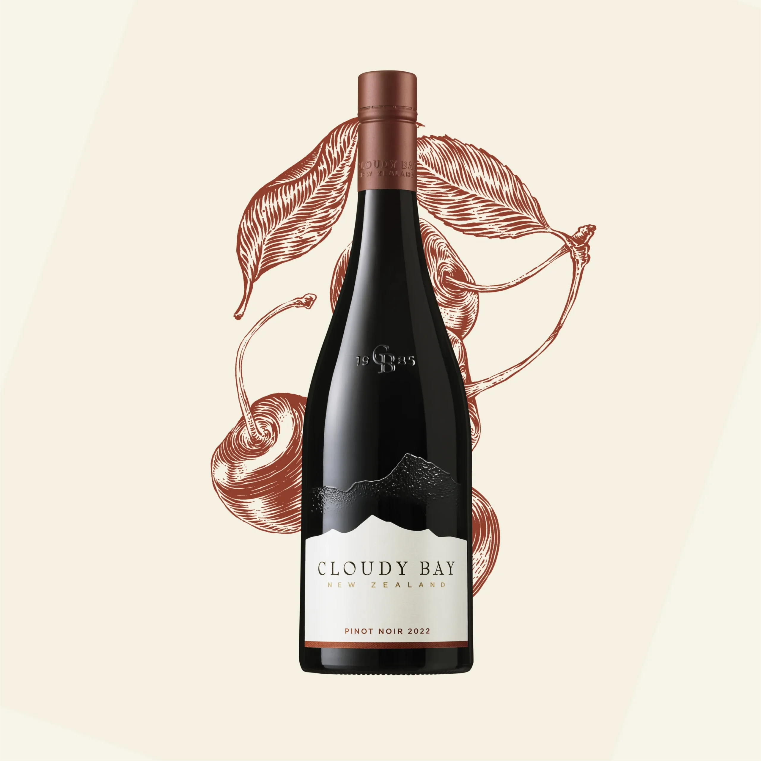 Superchouette- Une bouteille de vin Cloudy Bay New Zealand Pinot Noir 2022 se tient debout sur un fond crème, avec derrière elle une illustration artistique détaillée de feuilles et de fleurs en marron.