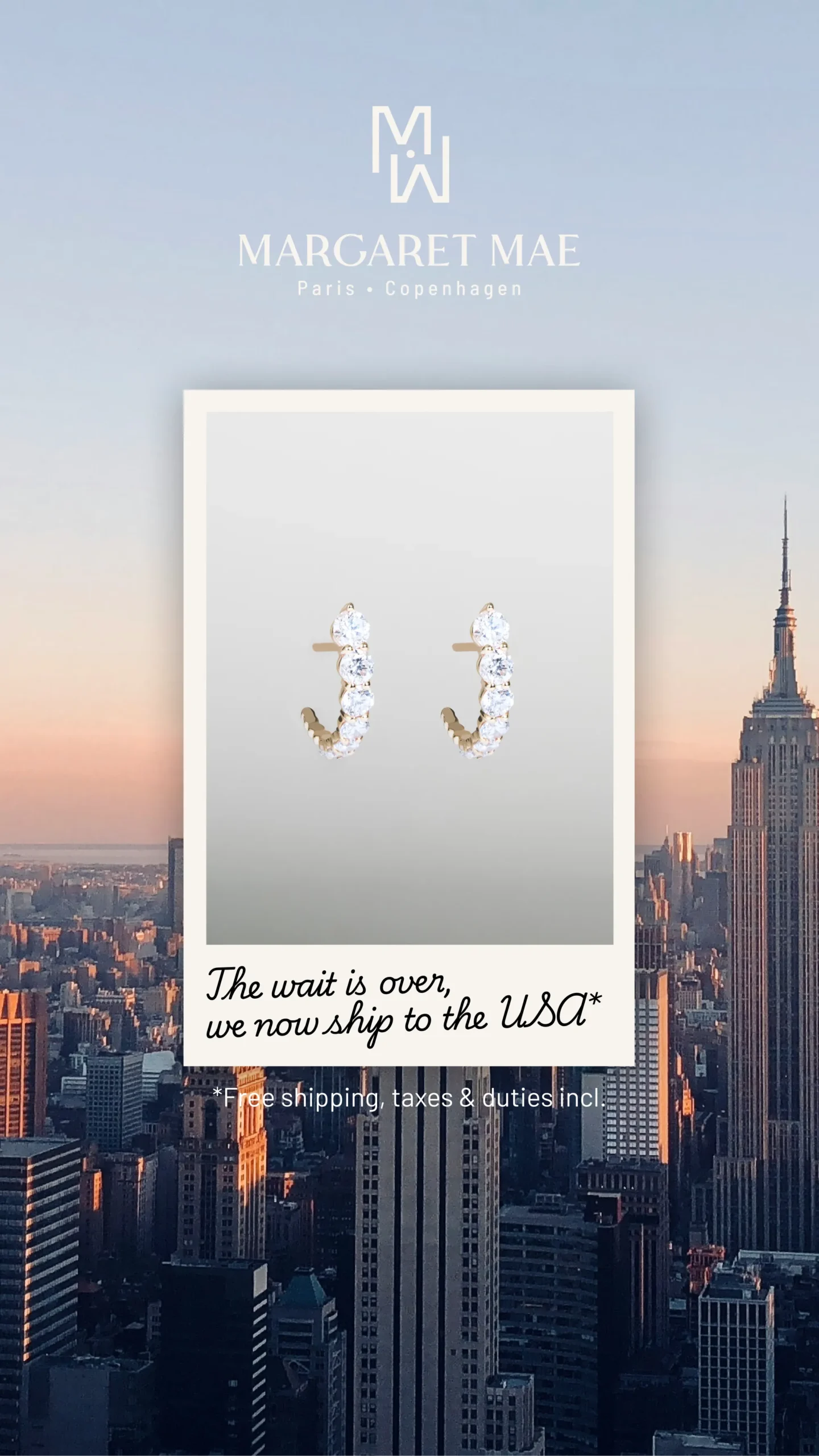 Superchouette- Une paire de boucles d'oreilles élégantes et scintillantes est exposée au-dessus des bâtiments de la ville au coucher du soleil, avec un texte annonçant que Margaret Mae expédie désormais ses produits aux États-Unis. L'Empire State Building est visible en arrière-plan.